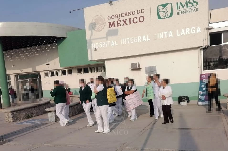 Los trabajadores de la salud manifestaron, con cartulinas en los accesos, que además de la carencia de medicamentos e insumos, las ambulancias están en muy mal estado.