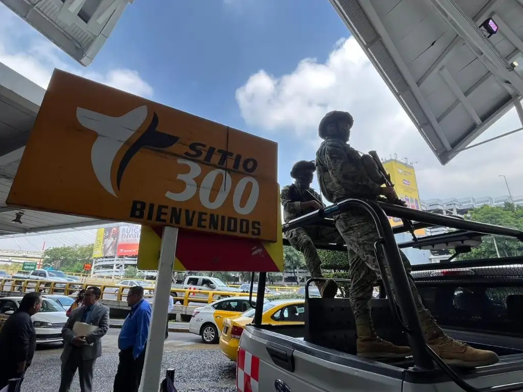 Personal del Aeropuerto Internacional de la Ciudad de México, apoyados elementos de la Marina, retiraron el módulo de taxis Sitio 300 que daba servicio en la puerta uno de la Terminal 1 del AICM. Foto Alfredo Domínguez 