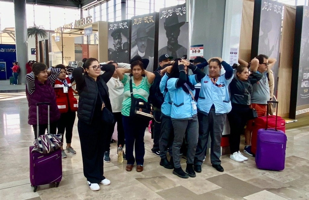 Usuarios y trabajadores del Aeropuerto Internacional Felipe Ángeles participaron en el simulacro nacional de sismo en México. Foto Javier Salinas
