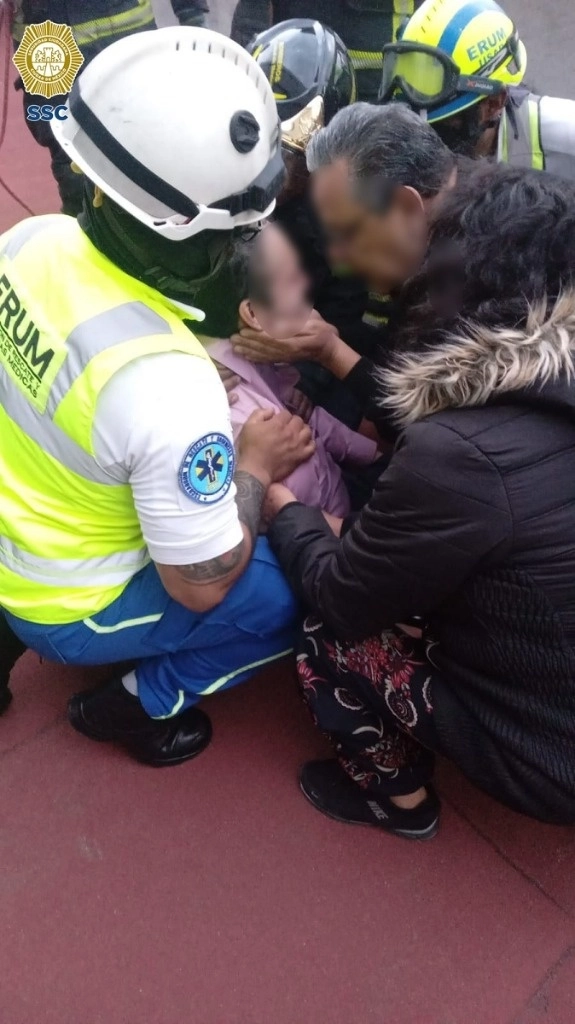 El hombre de 35 años fue diagnosticado por personal del ERUM como paciente psiquiátrico con crisis nerviosa. Foto Proporcionada por la SSC CDMX
