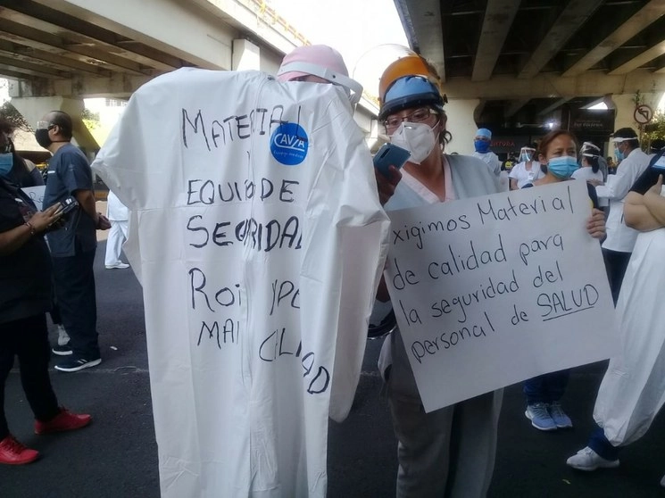 Personal de salud del Hospital Adolfo López Mateos durante la protesta. Foto La Jornada