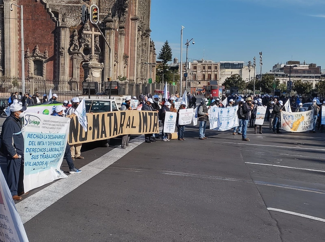 Mitin de investigadores y personal del IMTA en las inmediaciones del Zócalo, el 27 de enero de 2022. Foto cortesía SitIMTA 