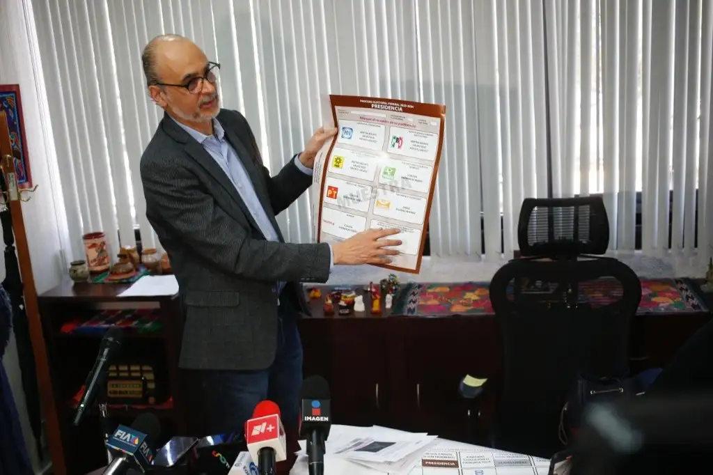 El consejero del INE, Martín Faz, muestra la papelería que será usada en la elección federal de junio, en la Ciudad de México, el 7 de marzo de 2024. Foto José Antonio López
