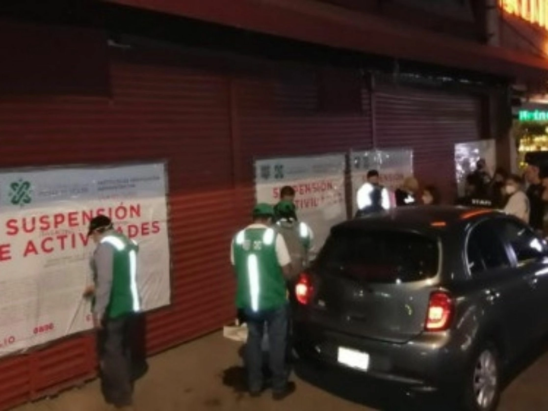 Lo supervisores del Invea, aquí en la colocación de sellos, tendrán garantizada su seguridad al acudir con efectivos de seguridad para evitar que se repita otro caso como el del sábado en un restaurante de Polanco. Foto 'La Jornada'