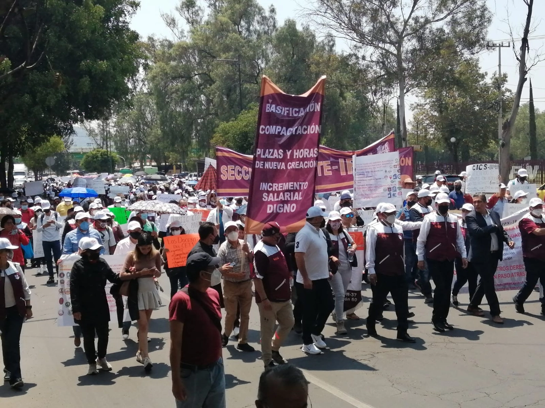 Los trabajadores del IPN demandan que se cumpla el compromiso de aumentar el salario por arriba del 7.33 por ciento que tuvo la inflación en 2021, además de que se creen al memos tres mil plazas nuevas para cubrir unas 250 mil horas de trabajo académico. Foto Fernando Camacho 