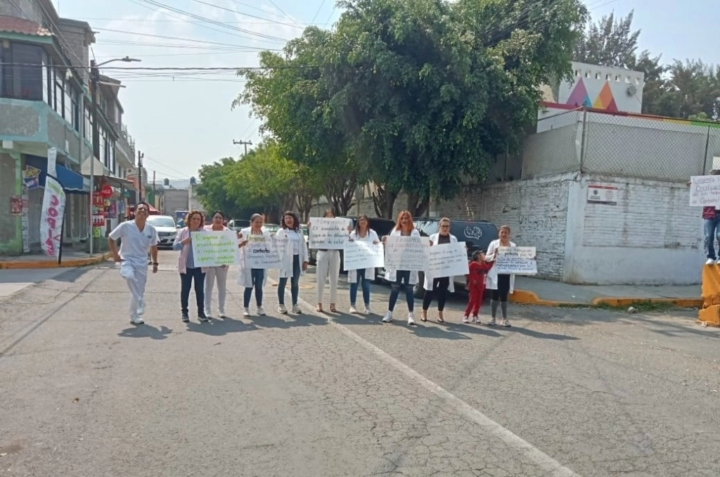 Personal médico del Instituto de Salud del Estado de México realizan un paro escalonado de labores en diferentes hospitales de la entidad. Foto ‘La Jornada’ 