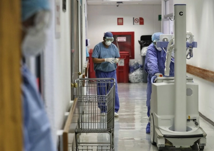 Trabajadores de la Salud en el hospital Juárez se preparan para ingresar al área de pacientes con Covid-19. Foto LA JORNADA/Marco Peláez