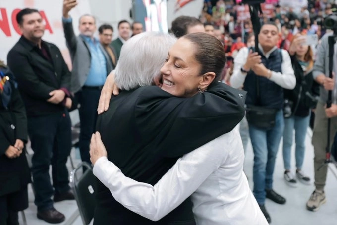 La precandidata de Sigamos Haciendo Historia, Claudia Sheinbaum junto con el empresario Carlos Bremer. Foto tomada de la cuenta de X @Claudiashein