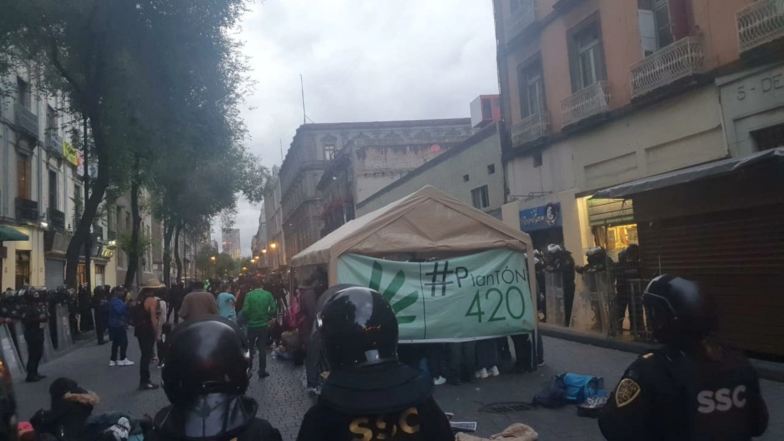 Manifestantes prolegalización de la mariguana en el Centro Histórico. Foto cortesía de los comerciantes