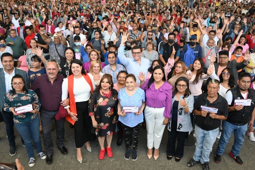 Entrega de tarjetas de la pensión Universal de las Personas con Discapacidad en la alcaldía Iztapalapa, el 25 de abril de 2023. Foto tomada de Twitter @FanyCorreaG