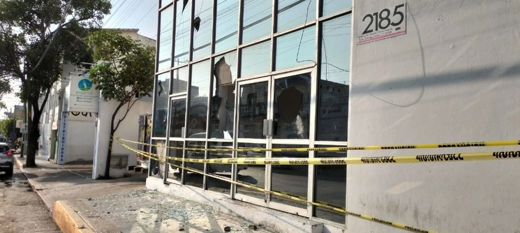 Fue vandalizada la sede del IEPC de Chiapas; un guardia de seguridad resultó con lesiones menores. Foto ‘La Jornada’ 