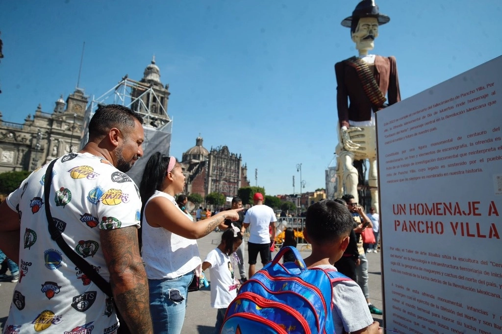 El Instituto de Reinserción Social de la Ciudad de México, realiza la 21a edición de "Un Domingo Más en Libertad", en donde más de mil personas liberadas y sus familias visitan la Ofrenda Monumental de Día de Muertos, en el Zócalo, en la Ciudad de México, el 5 de noviembre de 2023. Foto Cristina Rodríguez