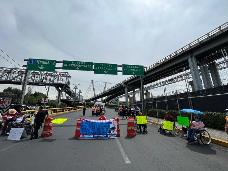 Personas en silla de ruedas bloquean los accesos a la Terminal 1 del Aeropuerto Internacional de la Ciudad de México, para exigir ayuda del gobierno federal para ser tratados con células madre, el 24 de julio de 2023. Foto Alfredo Domínguez