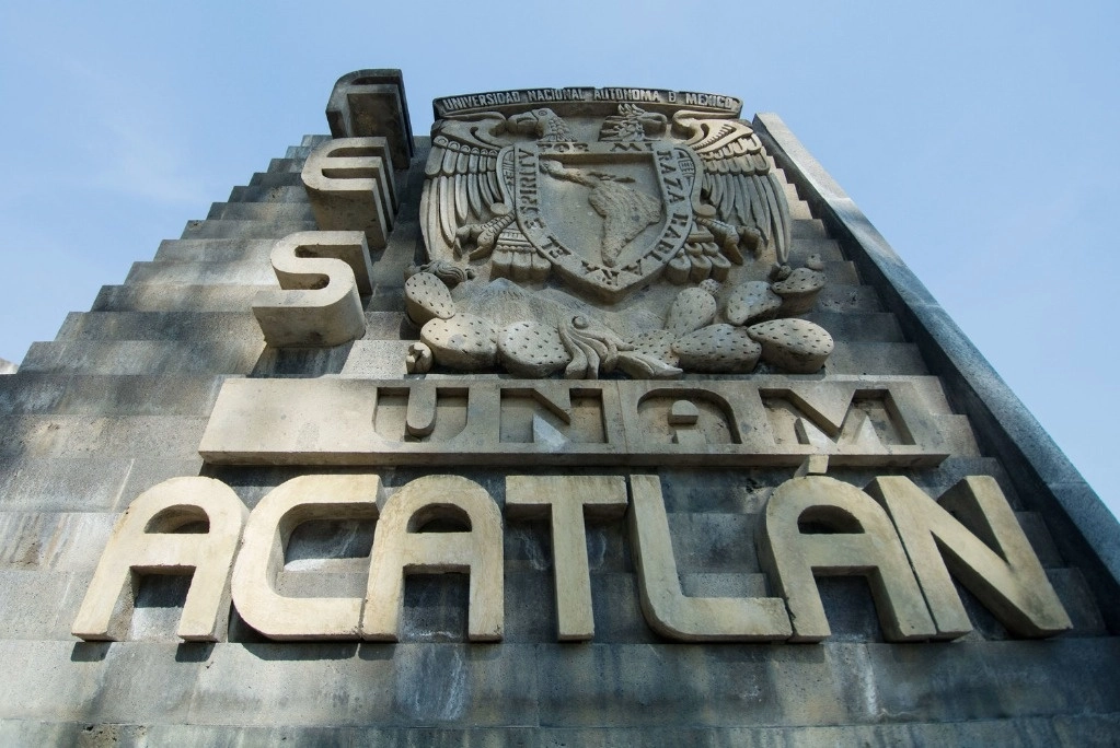Inscripción con el nombre de la FES Acatlán ubicada dentro de las instalaciones universitarias. Foto tomada del sitio de https://www.acatlan.unam.mx/identidad-acatlan/galeria.html / Archivo