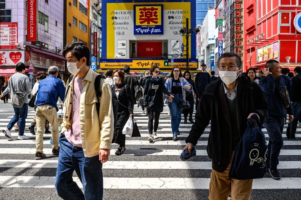 
La gente camina por la zona comercial del distrito de Akihabara en Tokio el 11 de abril de 2024. Foto Afp 