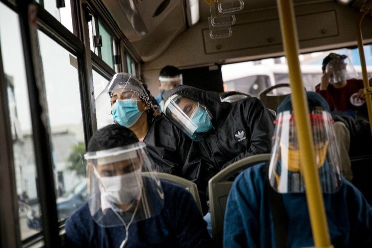 Así viaja la gente en Perú después del confinamiento. Foto Ap