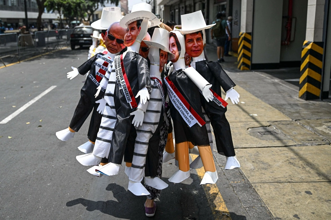 Una mujer vendió piñatas con las imágenes del ex presidente Pedro Castillo, el ex primer ministro Aníbal Torres y la presidenta peruana Dina Boluarte, este fin de semana en el centro de Lima. Foto Afp



