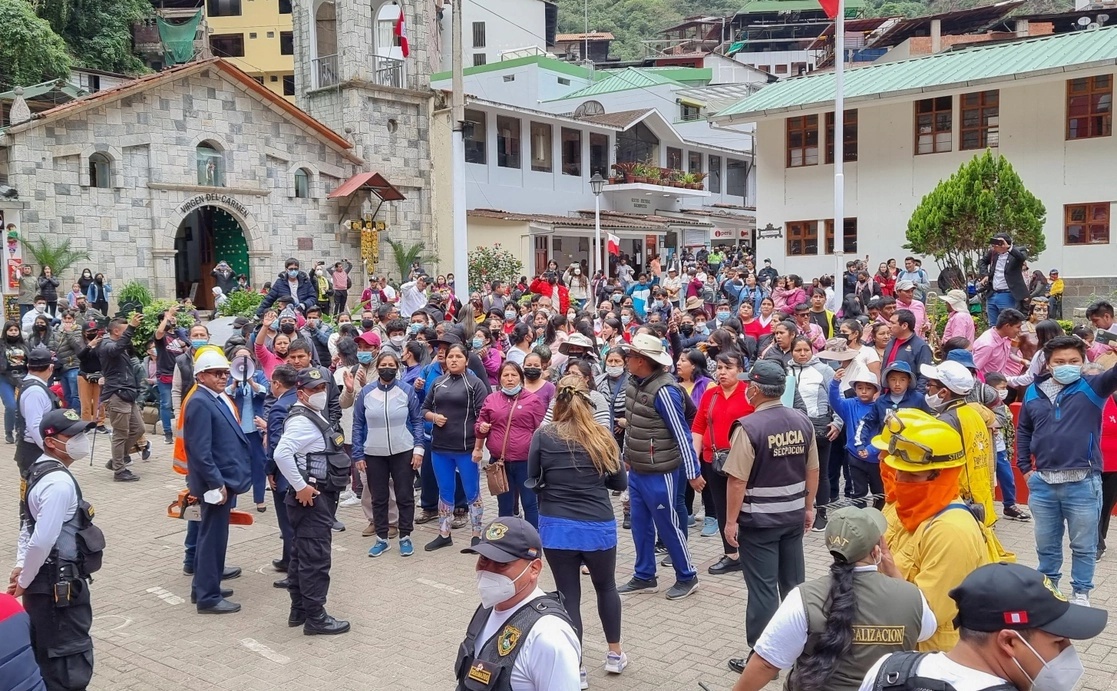 Turistas nacionales y extranjeros se concentran en calles del pueblo de Machu Picchu, al pie de la famosa ciudadela inca, luego de que los boletos para visitar las ruinas se agotaran el 27 de julio de 2022. Foto Afp