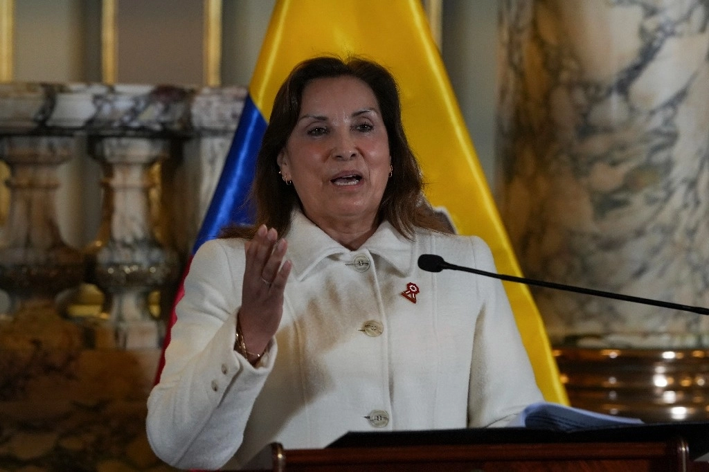 La presidenta de Perú, Dina Boluarte, ofrece una declaración a la prensa en el palacio de gobierno en Lima, Perú, el jueves 4 de julio de 2024. Foto Ap