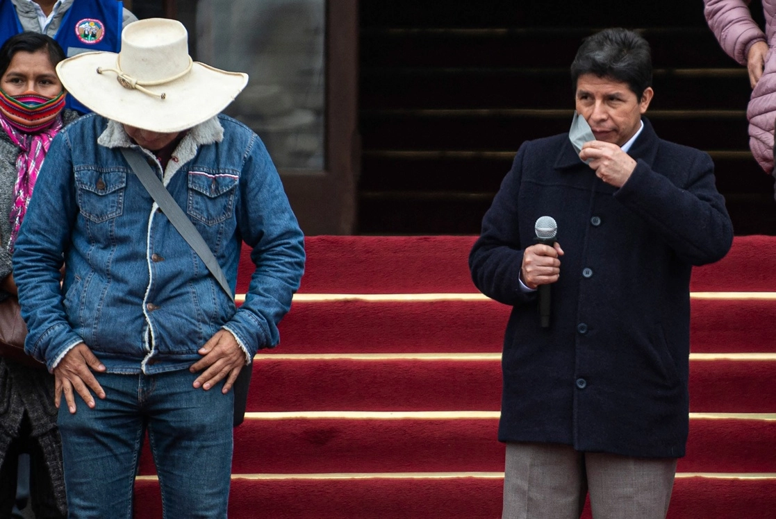 Pedro Castillo (der.), presidente de Perú, durante una alocución a las afueras del Palacio de Gobierno en Lima. Foto Afp.