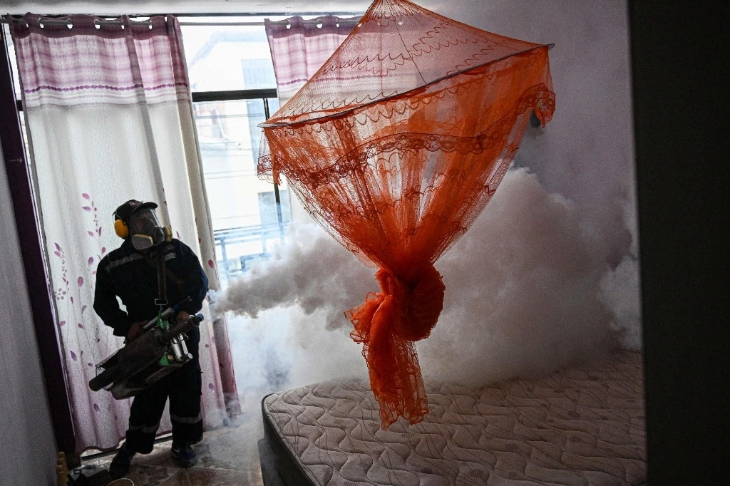 El ministro de Salud César Vásquez indicó que el país sudamericano se encuentra en un “riesgo inminente” por la epidemia y añadió que “estamos con cifras mayores al año pasado”. Foto Afp