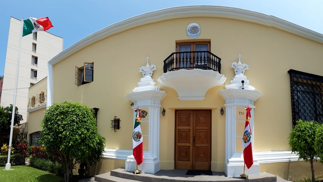 Fachada frontal de la embajada de México en Lima, Perú. Foto tomada del Facebook de @embmexperu / Archivo
