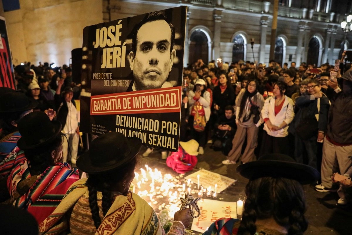 Con velas, flores y carteles contra Jerí, decenas de jóvenes homenajearon anoche al fallecido rapero Eduardo Ruiz, de 32 años y conocido como Truvco, que perdió la vida durante las manifestaciones. Foto