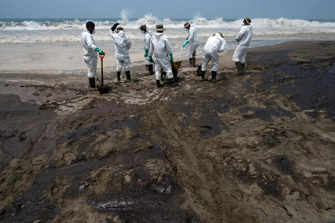Soldados peruanos limpian playas afectadas por el derrame petrolero de Repsol en la provincia de Huaral. Foto Afp