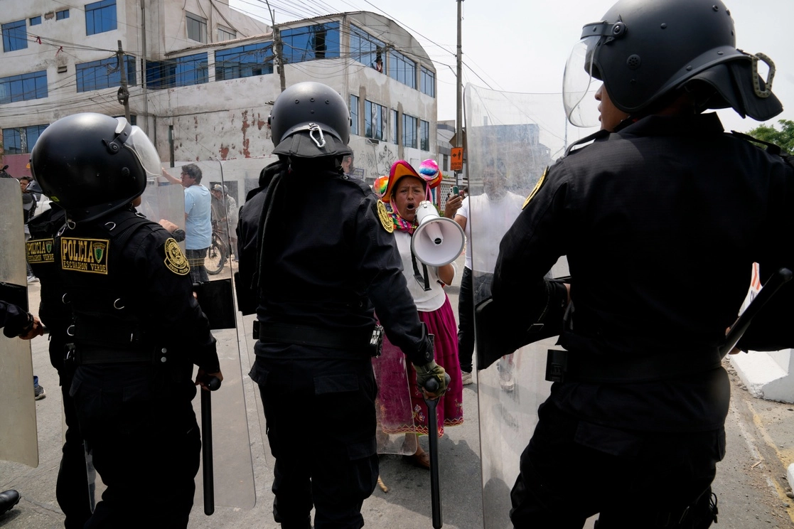 Una manifestante antigubernamental rodeada de policías en la Universidad de San Marcos, en Lima, en imagen de ayer. Foto Ap 