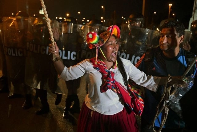 Las protestas reprimidas con violencia en Perú han generado mayor rechazo a la presidenta Dina Boluarte. Foto Afp
