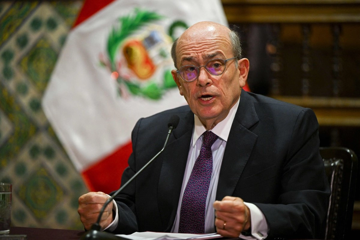 El ministro de Relaciones Exteriores de Perú, Hugo de Zela, habla durante una conferencia de prensa con la Asociación de Prensa Extranjera en Lima el 10 de diciembre de 2025. Foto