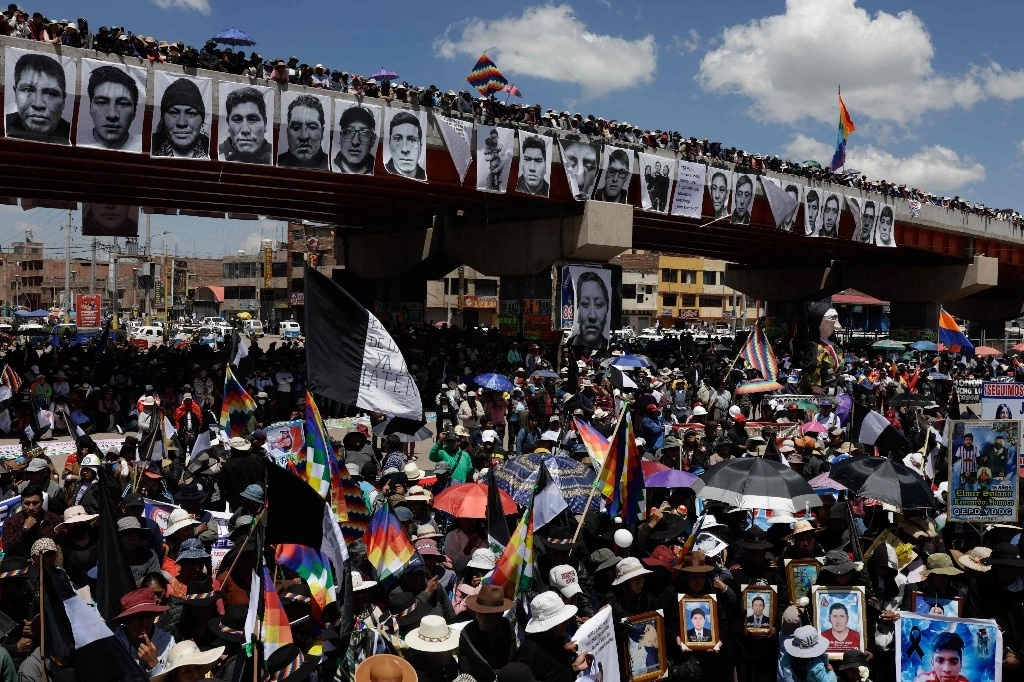 Miles exigen justicia para las 18 víctimas que fallecieron durante una protesta social. Foto Afp