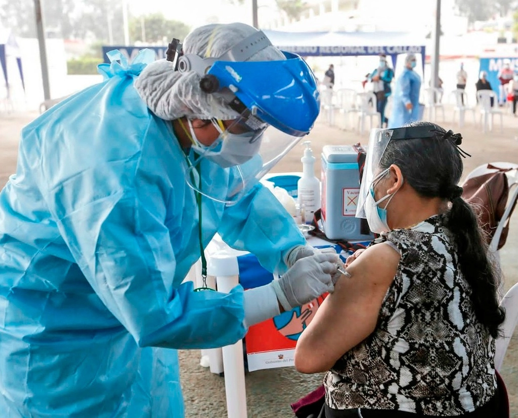 Vacunación contra el Covid-19 en Perú; el país sudamericano ha registrado 1.8 millones de casos y 63 mil muertos. Foto tomada de la cuenta de Twitter @Minsa_Peru
