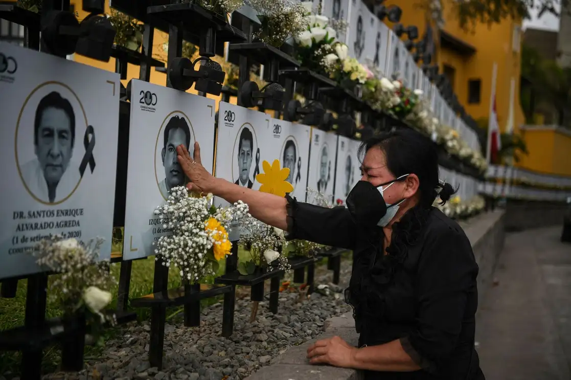 El "Paseo de los Héroes", con las imágenes del personal sanitario fallecido en la lucha contra el Covid-19, fue colocado frente al Colegio Médico de Perú, en la capital, Lima. Foto  Afp