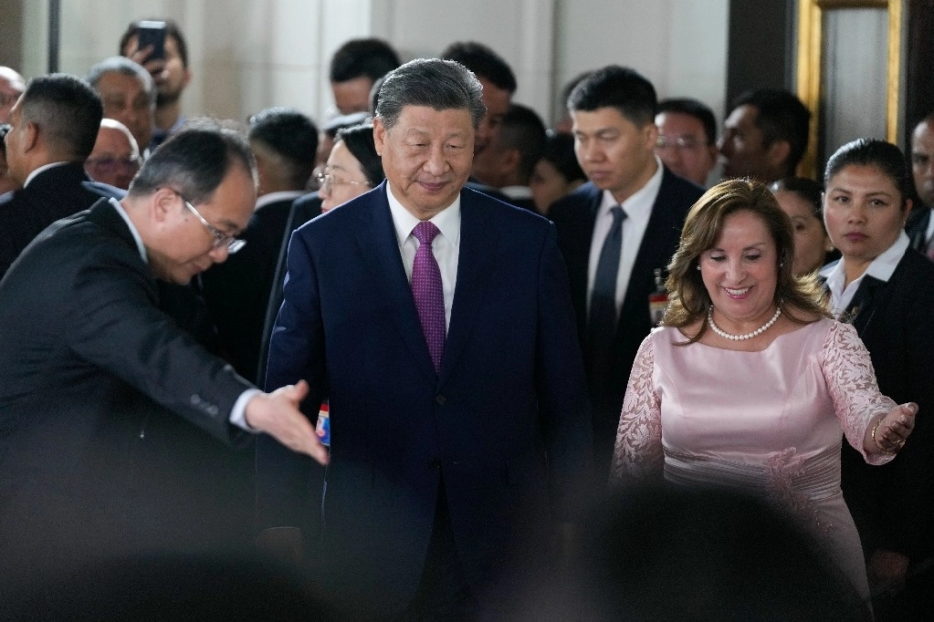 El mandatario chino y la peruana Dina Boluarte dieron el banderazo virtual desde el palacio de gobierno de Lima. Foto Ap