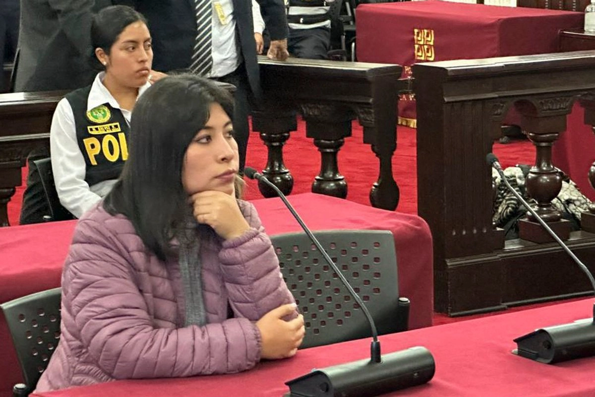 Esta fotografía, difundida por el Poder Judicial del Perú, muestra a la exjefa de gabinete, Betssy Chávez, durante una audiencia de control de identidad para recabar sus datos personales e informarle sobre sus derechos en la Corte Suprema de Investigación Preparatoria, en el Palacio de Justicia de Lima, el 21 de junio de 2023. Foto