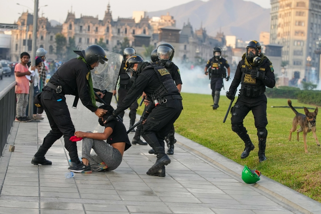 Las manifestaciones que comenzaron a principios de diciembre llegaron a Lima hace una semana y no han cesado. En la imagen, la acción policial contra uno de los inconformes ayer en la capital. Foto Ap