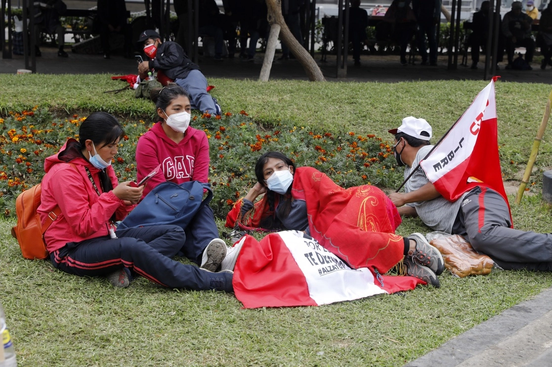 En espera de la proclamación de Pedro Castillo a las afueras del Jurado Nacional de Elecciones en Lima, el 18 de junio de 2021. Foto Xinhua