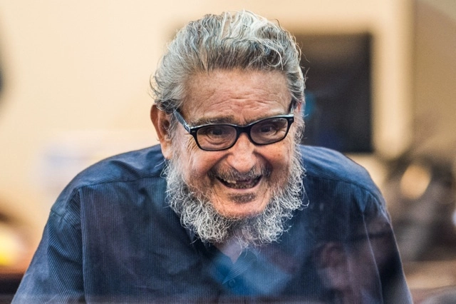 En imagen de archivo tomada en febrero de 2017, el líder del grupo guerrillero Sendero Luminoso, Abimael Guzmán, llega a su juicio en una base militar en el Callao. Foto Afp