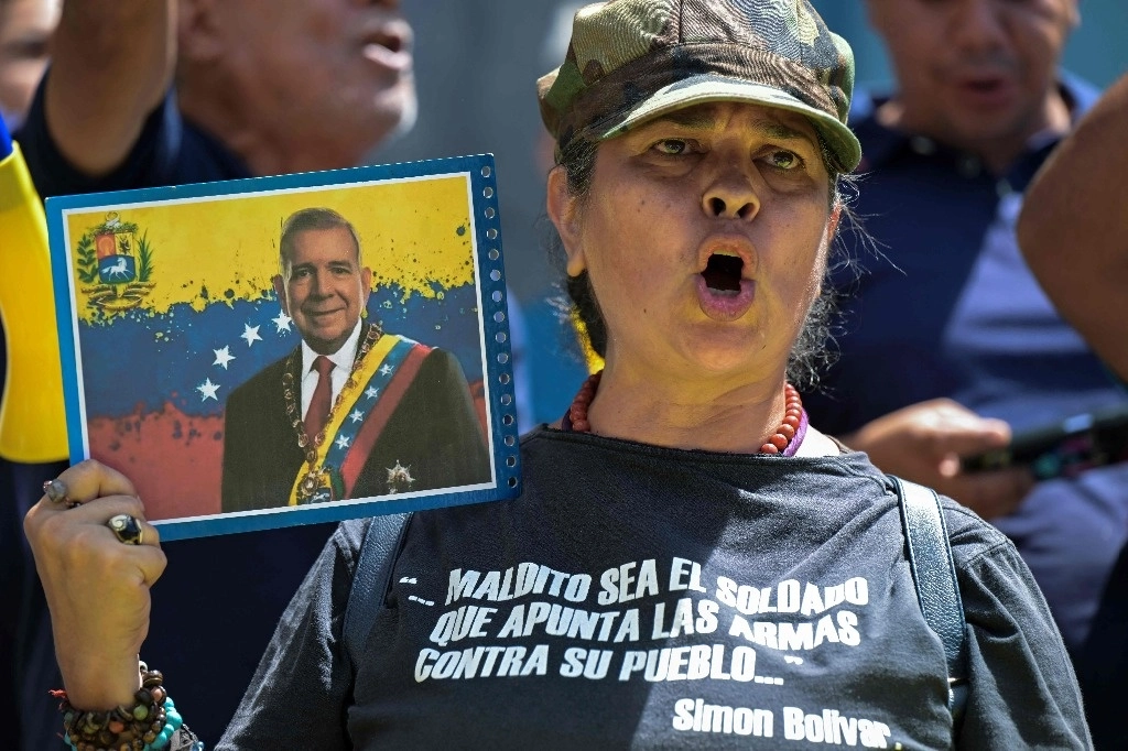 Un partidario del candidato presidencial opositor Edmundo González Urrutia y la líder opositora María Corina Machado gritan consignas durante una manifestación de protesta frente a la sede de las Naciones Unidas en Caracas el 30 de julio de 2024. Foto Afp