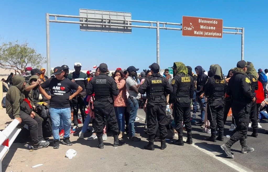 Decenas de venezolanos, haitianos y ecuatorianos, entre otras nacionalidades, fueron detenidos por policías peruanos en la frontera con Chile , luego de que los migrantes, sin documentos, abandonaran ese país. Foto Afp