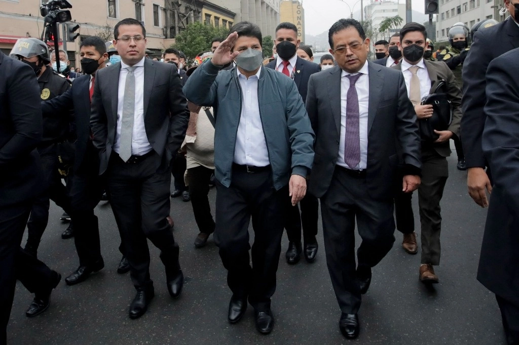 El ex presidente Castillo (centro) se encuentra detenido después de anunciar el 7 de diciembre de 2022 la disolución del Congreso y la instauración de un gobierno de excepción. Foto Afp/ Archivo.