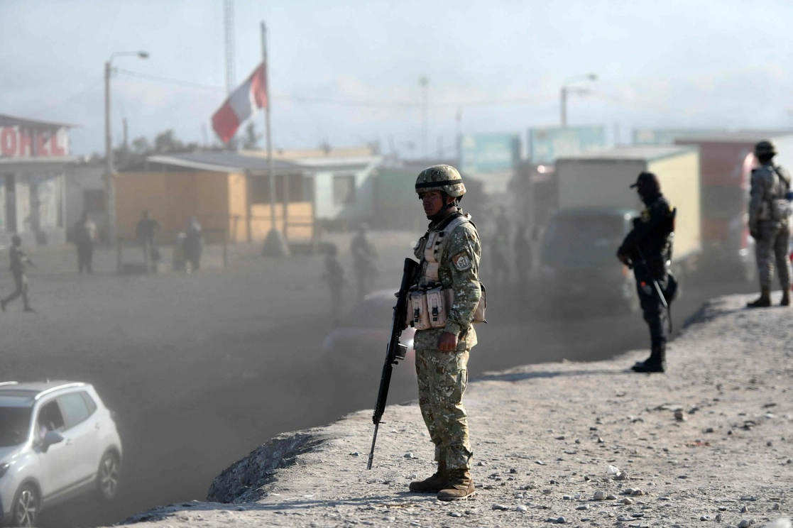 Soldados y policías hacen guardia en la carretera Panamericana, ante las manifiestaciones de simpatizantes del presidente depuesto Pedro Castillo, en la ciudad de Alto Siguas, en la región peruana de Arequipa, el 17 de diciembre de 2022. Foto Ap