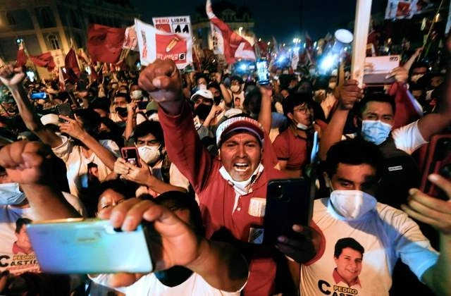 Pese a las cifras récord de contagios Covid en Perú, los candidatos presidenciales cerraron sus campañas con eventos masivos. Foto Afp