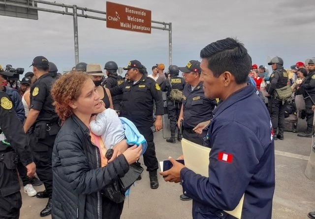 Perú impide su paso alegando que no cuentan con un pasaporte sellado y visa vigente. Foto Afp