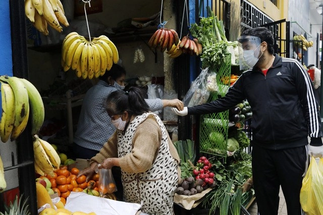 En Lima varias personas acuden a los grandes mercados de alimentos y centros comerciales. Foto Xinhua