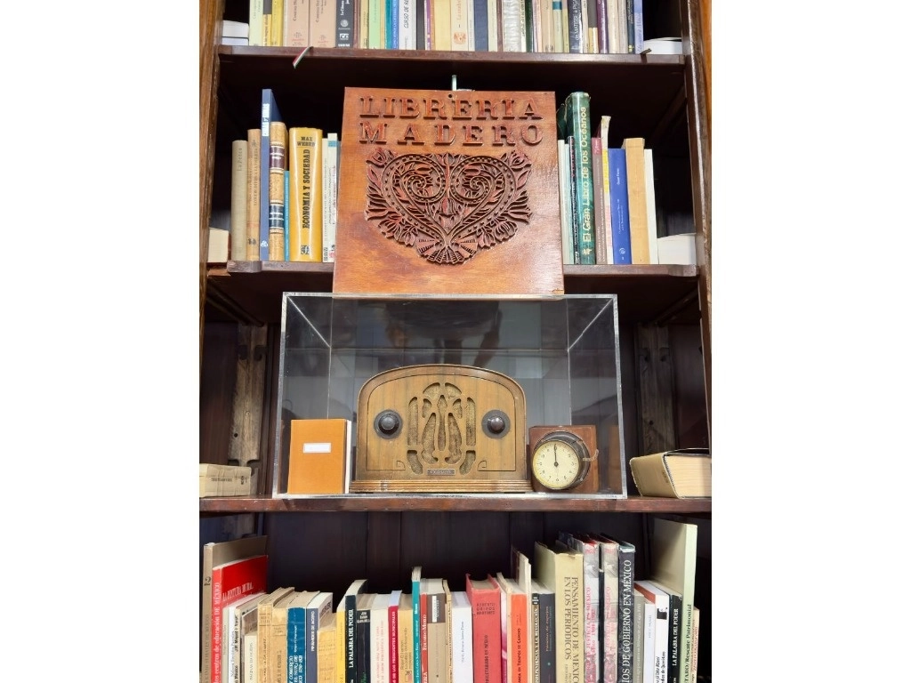 Además de títulos, se donaron objetos y muebles del Fondo Enrique Fuentes-Librería Antigua Madero. Foto Roberto García Ortiz