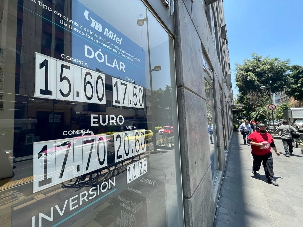 Cotización del dólar en sucursales bancarias de la Ciudad de México. Foto Roberto García Ortiz / Archivo