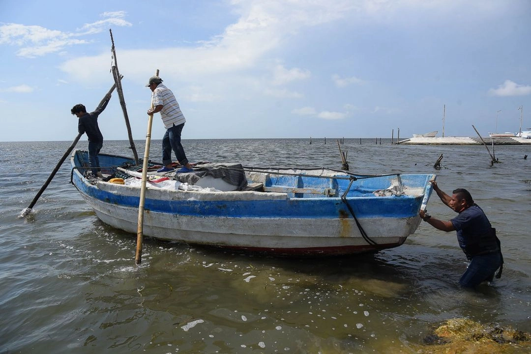 Desde el 5 de abril los dos pescadores de la embarcación 'Lucecita II' desaparecieron tras hacerse a la mar en Tabasco; durante dos días los náufragos permanecieron sin agua ni alimento y resistiendo los embates del mar. Foto 