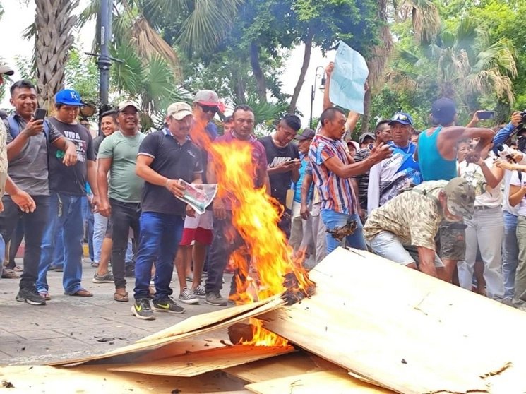 La protesta de los pescadores es por el pago por los daños causados el arrecife Madagascar, en Mérdida Yucatán. Foto Luis Boffil